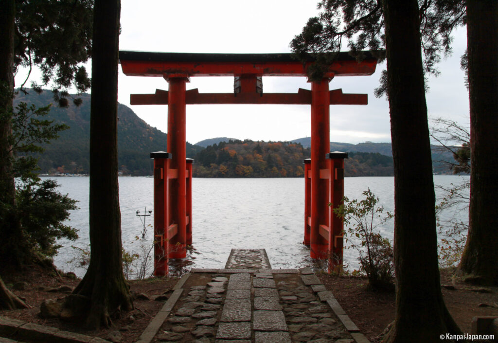 torii hakone vista desde las escaleras sin gente
